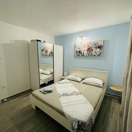 Apartament With Parking Space - 21873 *